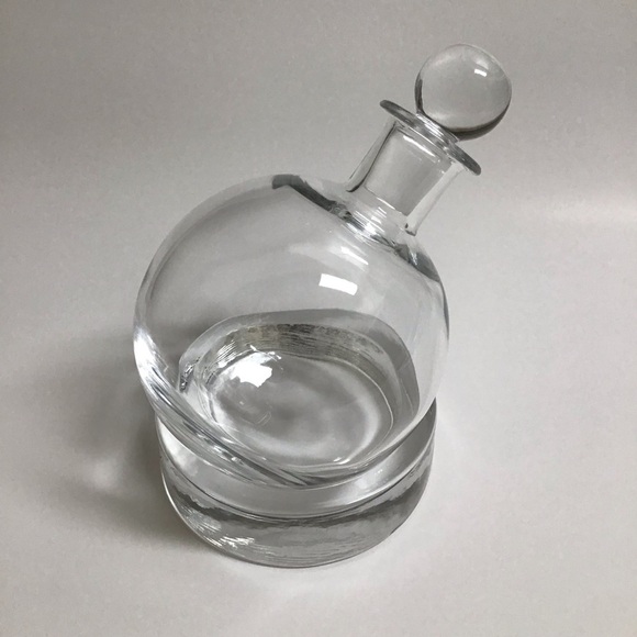 Round Whiskey Decanter Clear Glass Tilted Saucer Base Stopper Modern Barware 3PC - Picture 3 of 8